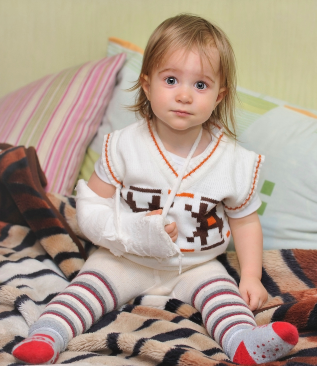 Illustration for article titled 10 Adorable Pictures Of Little Kids In Casts That Will Make You Wish More Children Broke Bones